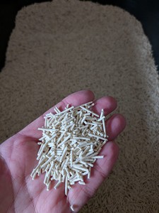 Catit Go Natural Katzenstreu in der Hand